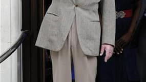 Le prince Philip, époux de la reine Elizabeth II d'Angleterre, a quitté l'infirmerie royale d'Aberdeen, en Ecosse, où il avait été admis il y a cinq jours pour une rechute à la suite d'une cystite. /Photo prise le 9 juin 2012/REUTERS/Paul Hackett