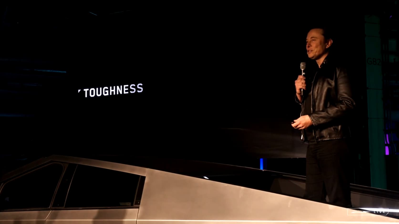 Elon Musk a démarré la présentation depuis l'arrière du Cybertruck.