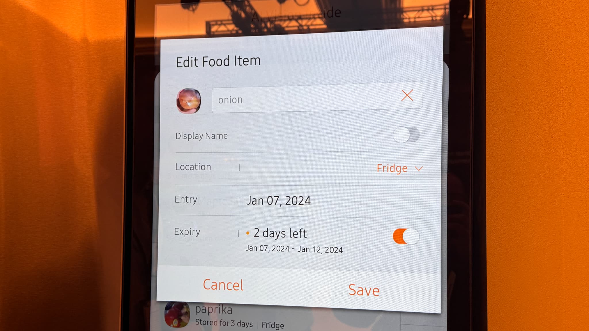 Surle AI Family Hub+, l'écran peut d'indiquer les dates limites de consommation d'un produit Surle AI Family Hub+, l'écran peut d'indiquer les dates limites de consommation d'un produit