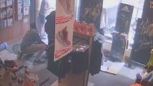 Le responsable d’un magasin de sport situé à l’endroit de la première explosion a raconté le chaos.