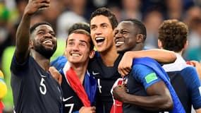 Antoine Griezmann avec Raphaël Varane, entouré par Samuel Umtiti et Benjamin Mendy