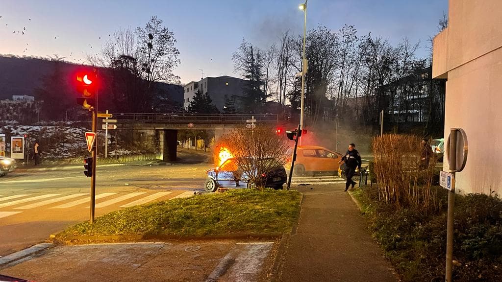 Une voiture a pris feu après l'accident.