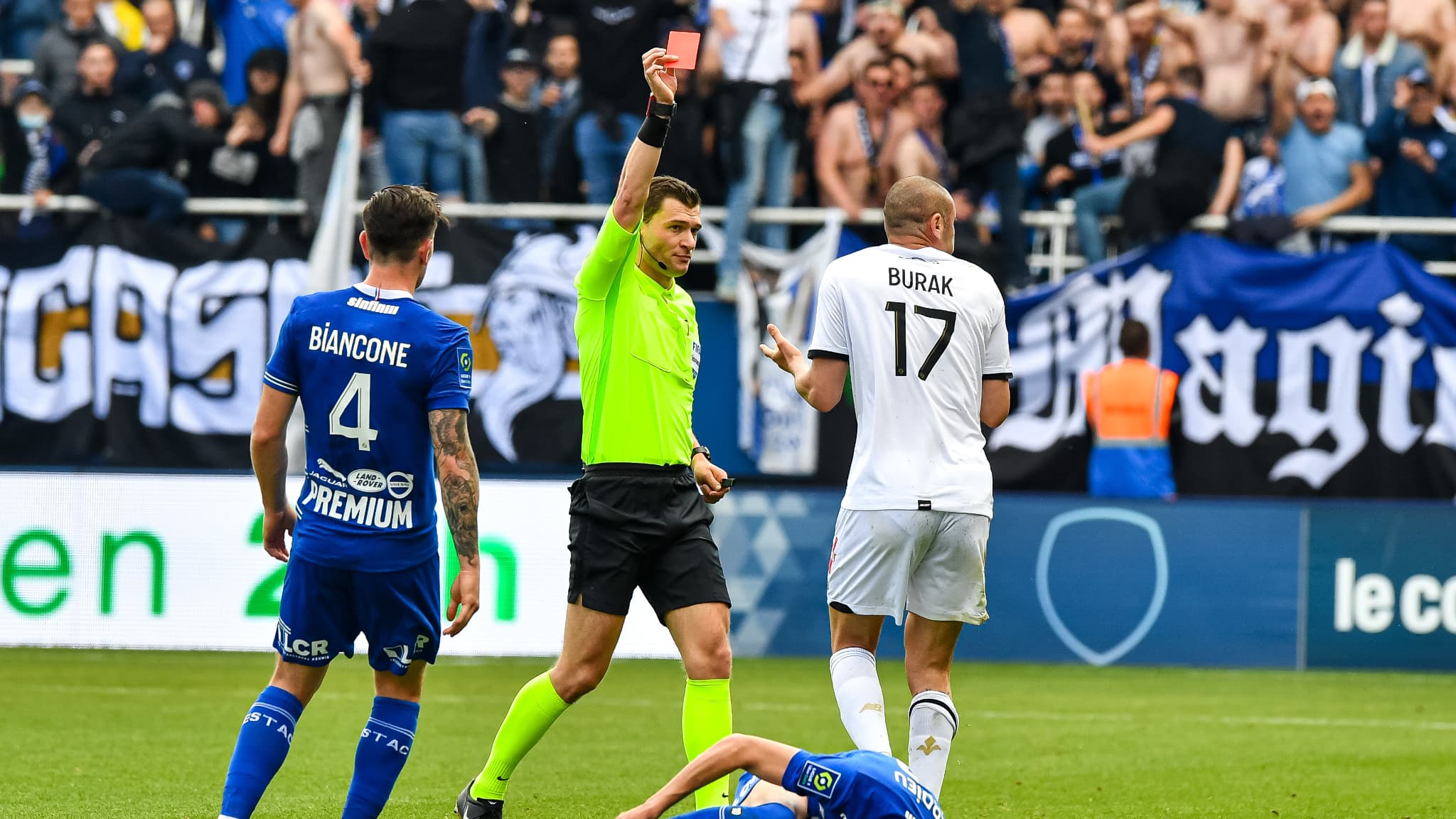 Burak Yilmaz écopant d'un carton rouge pour son tacle sur Tardieu contre Troyes Burak Yilmaz écopant d'un carton rouge pour son tacle sur Tardieu contre Troyes