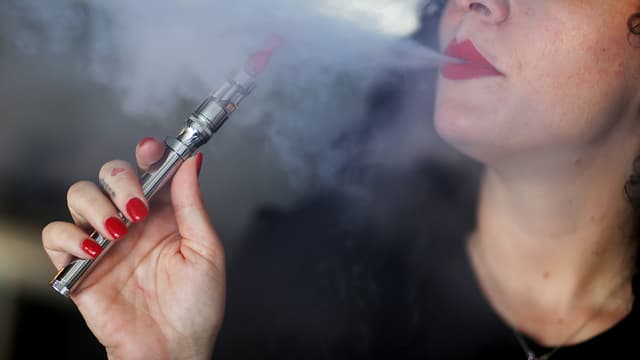 Le Haut conseil de la santé publique propose d’interdire la cigarette électronique dans les cafés et restaurants