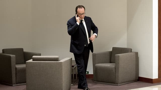 François Hollande au téléphone