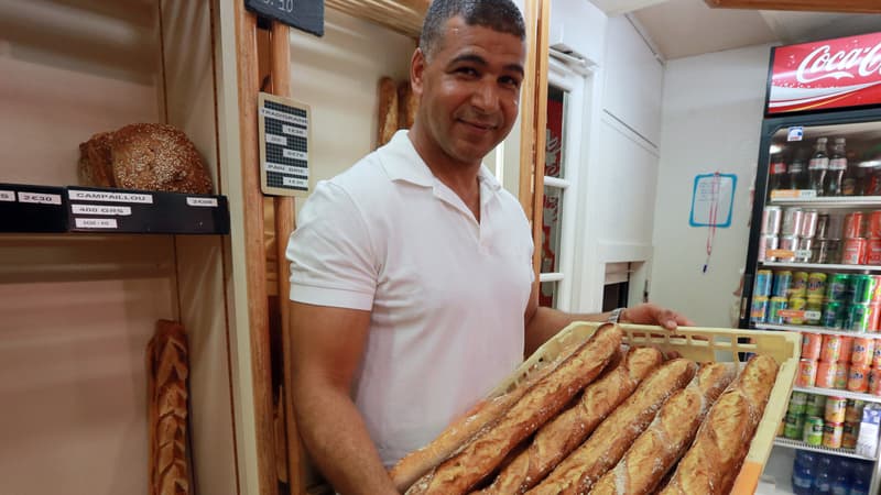 Ridha Khadher, photographié ici en 2013, dans sa boulangerie du 14e arrondissement de Paris. 