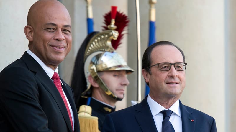 Le président haïtien Michel Martelly avec François Hollande sur le perron de l’Élysée le 31 octobre 2014.