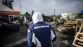 Un employé devant l'usine Michelin de Cholet, le 21 novembre 2024 en Maine-et-Loire