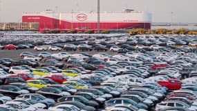 La photo prise le 27 avril 2025 montre des voitures électriques BYD attendant d'être chargées sur le transporteur automobile BYD "Shenzhen", qui naviguera vers le Brésil depuis le port de Taicang à Suzhou, dans la province orientale du Jiangsu en Chine. (Légende AFP via google traduction)