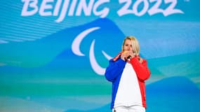 Cécile Hernandez fête sa médaille d'or aux Jeux paralympiques de Pékin, le 7 mars 2025