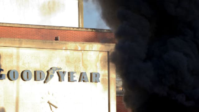 Cette photo, prise le 7 janvier 2014 à Amiens, dans le nord de la France, montre des pneus enflammés près de l'usine d'Amiens-Nord Goodyear. Huit anciens employés de l'usine sont impliqués dans la séquestration de deux cadres.