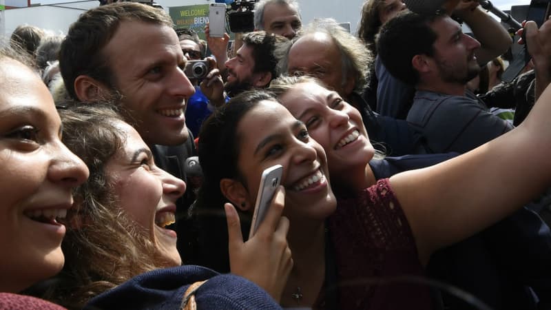 Emmanuel Macron prend la pose avec des étudiants dans la banlieue de Rennes, en septembre 2016