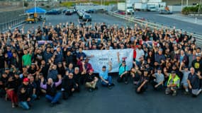 Des salariés de Tesla célébrant le passage du cap des 5000 unités de Model 3 produites en une semaine.