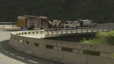 Des véhicules de secours sur le pont d'où un bus est tombé en Afrique du Sud, le 28 mars 2024.