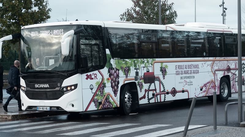 Le bus d'une soixantaine de places est alimenté par du bioéthanol produit à partie de peaux et pépins de raisin.