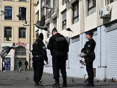 Des policiers en patrouille près d'un point de trafic de drogue, le 21 mars 2024 à Marseille
