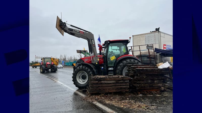 Une "détermination totale": la mobilisation des agriculteurs se poursuit sur la M7 près Lyon