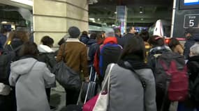 Les Français vont en masse dans les gares après l'annonce du confinement pour au moins 15 jours.