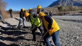 Les agriculteurs ont lancé une opération de curage de la Durance en nettoyant le lit de la rivière pour permettre l'écoulement des eaux, samedi 23 novembre, à Monêtier-Allemont (Hautes-Alpes).