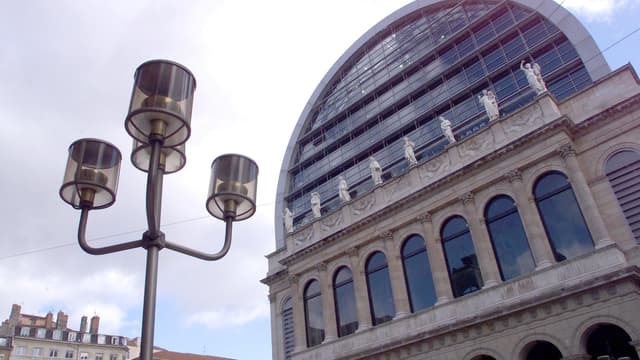 Vue partielle de la façade de l'Opéra de Lyon, le 16 février 2000.