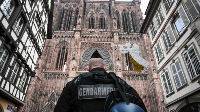 Un gendarme devant cathédrale Notre-Dame de Strasbourg - Sébastien Bozon - AFP