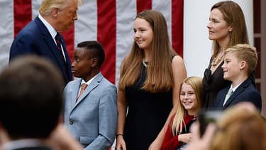 Donald Trump face à Amy Coney Barrett et plusieurs de ses enfants.