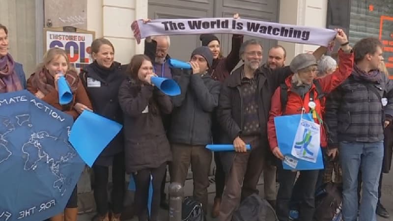 Dix milles personnes forment une chaîne humaine à Paris, pour dénoncer l'urgence climatique.