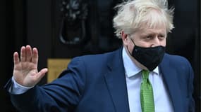 Le Premier ministre britannique Boris Johnson sort du 10 Downing Street, le 19 janvier 2022 à Londres