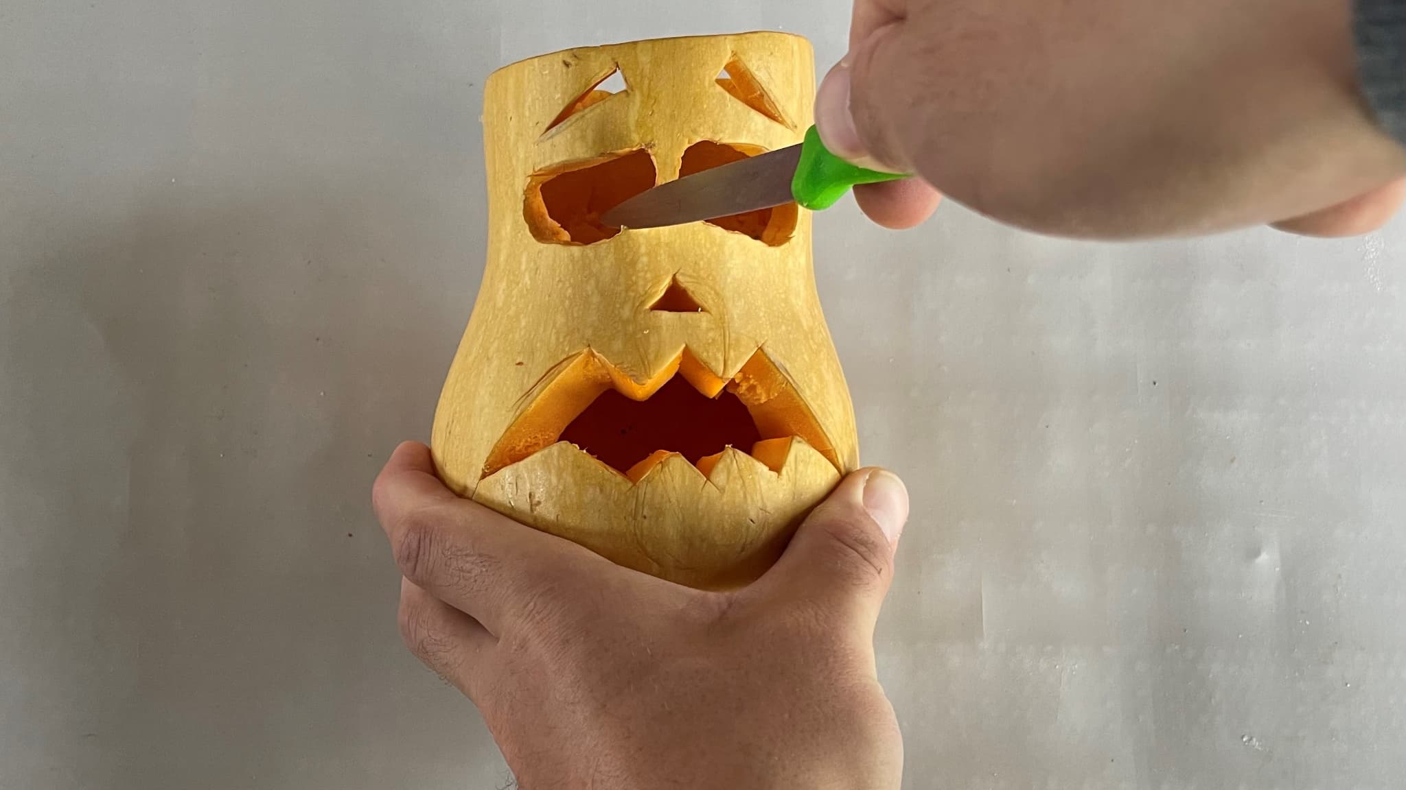 "Pour découper une courge en toute sécurité, il est important de ne pas placer sa main dans la trajectoire du couteau, mais de maintenir la courge vers la bas", recommande Dr Benassayag. "Pour découper une courge en toute sécurité, il est important de ne pas placer sa main dans la trajectoire du couteau, mais de maintenir la courge vers la bas", recommande Dr Benassayag.
