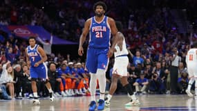  Joel Embiid des Philadelphia 76ers célèbre pendant le match contre les New York Knicks lors du Round 1 Game 3 des 2024 NBA Playoffs le 25 avril 2024.