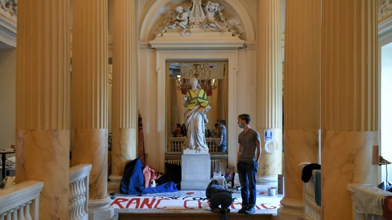 Des manifestants occupent le théâtre de l'Odéon depuis le 4 mars, à Paris, le 25 mars 2021