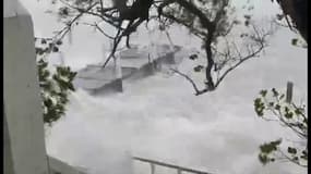 Ouragan Dorian: les images des premières fortes vagues aux Bahamas
