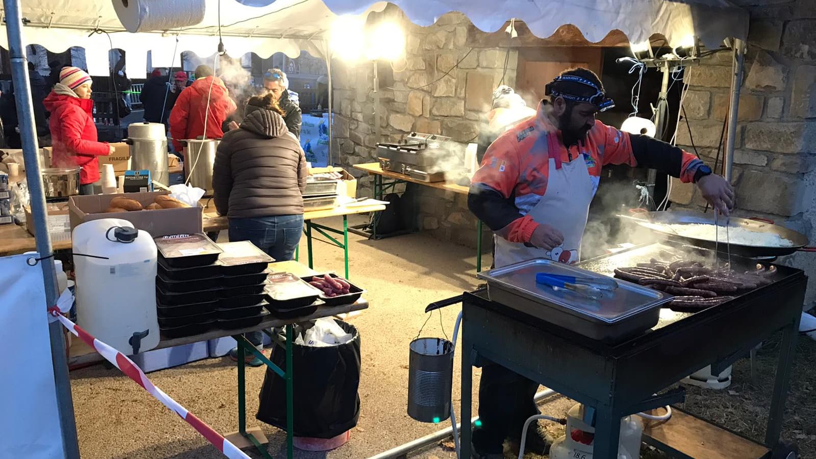 Un barbecue à Saint-Léger-les-Mélèzes lors du rallye Monte-Carlo 2024.