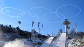 Les anneaux olympiques dans le ciel coréen