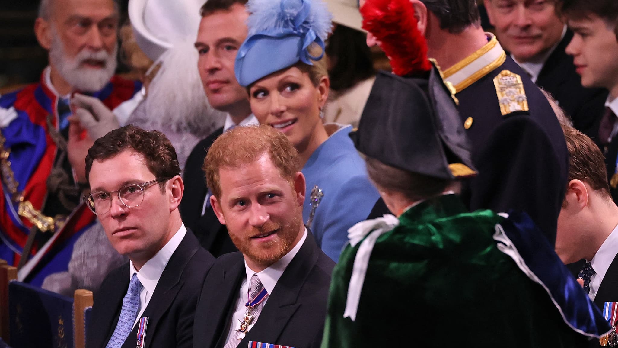 Le prince Harry assis au troisième rang au sein de l'abbaye de Westminster 