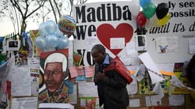 Recueillement devant le centre hospitalier de Pretoria où Nelson Mandela est hospitalisé depuis vingt jours.