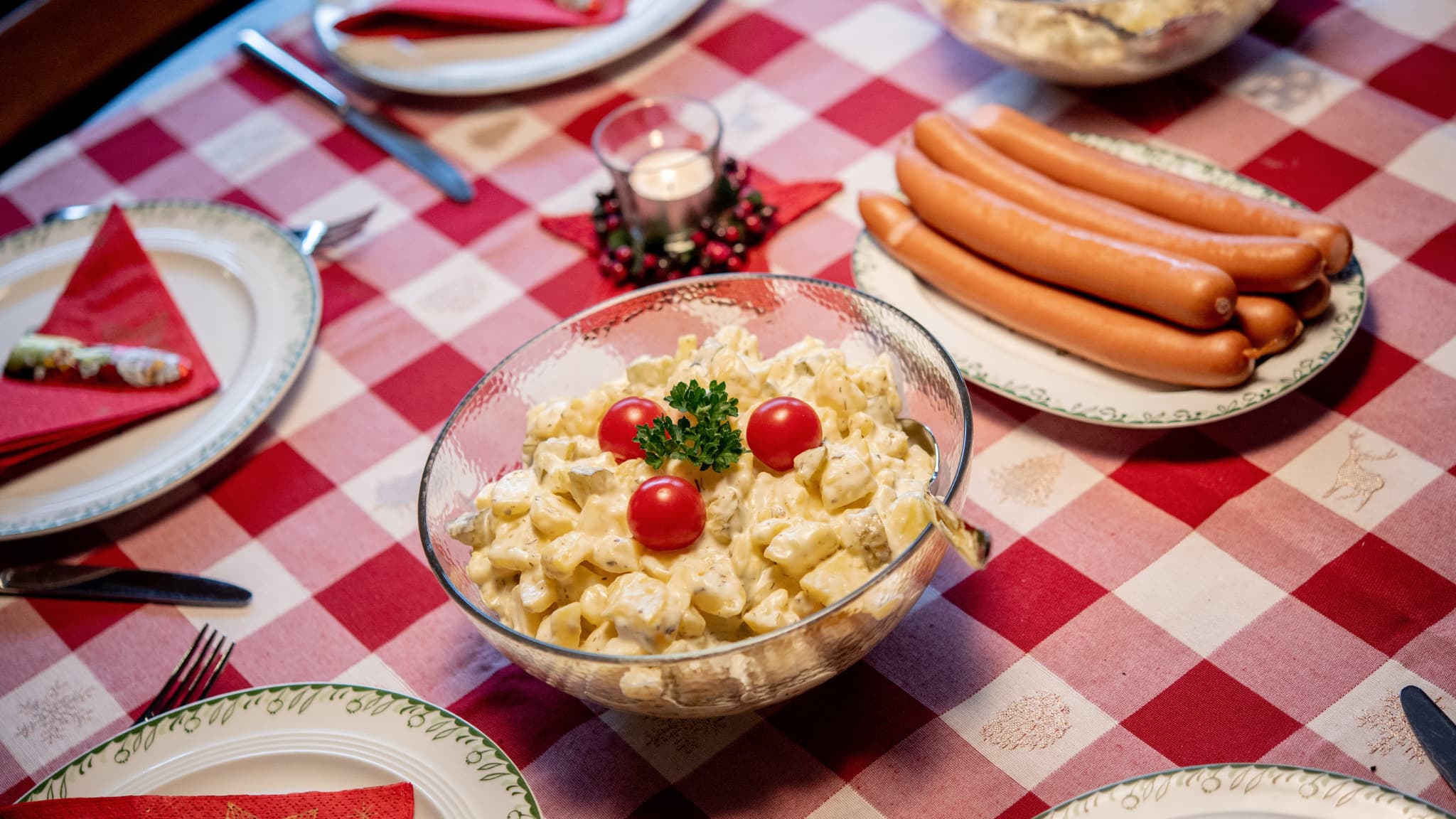 Une salade de pommes de terre et des saucisses, à Oldenburg, en Allemagne, le 24 décembre 2024.