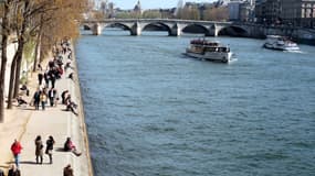 Des parisiens profitent du soleil le long de la Seine (photo d'illustration)