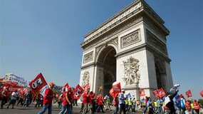 Environ 1.500 salariés de PSA ont manifesté mercredi matin près de l'Arc de triomphe et devant le siège parisien du constructeur contre le plan de 8.000 suppressions de postes du constructeur, une mobilisation qui augure selon les syndicats d'une forte re