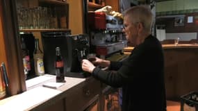 Ginette, propriétaire du café du Moulin, assure son dernier service ce lundi 25 août, à Porcelette.