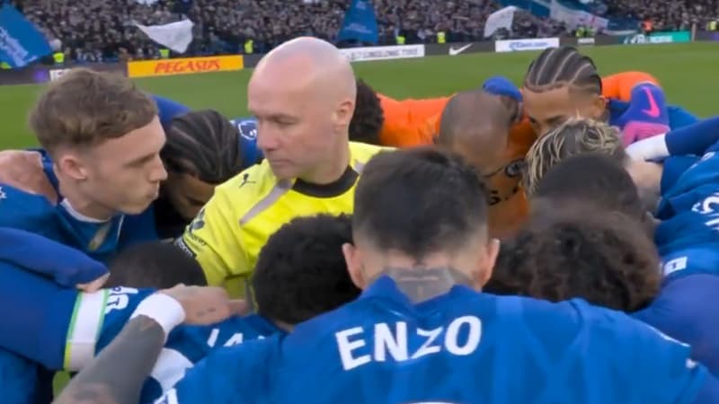 Chelsea-Newcastle: l'image lunaire des Blues qui encerclent l'arbitre avant le coup d'envoi avec un câlin de Cole Palmer