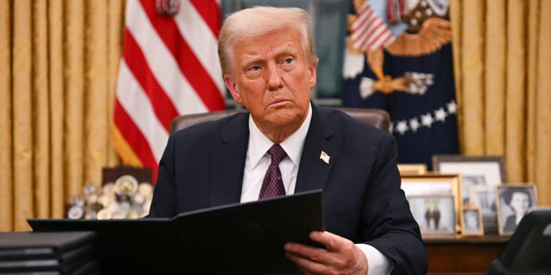 Le président américain Donald Trump signe un décret pour les grâces le 6 janvier des délinquants dans le bureau ovale de la WHite House à Washington, DC, le 20 janvier 2025.
