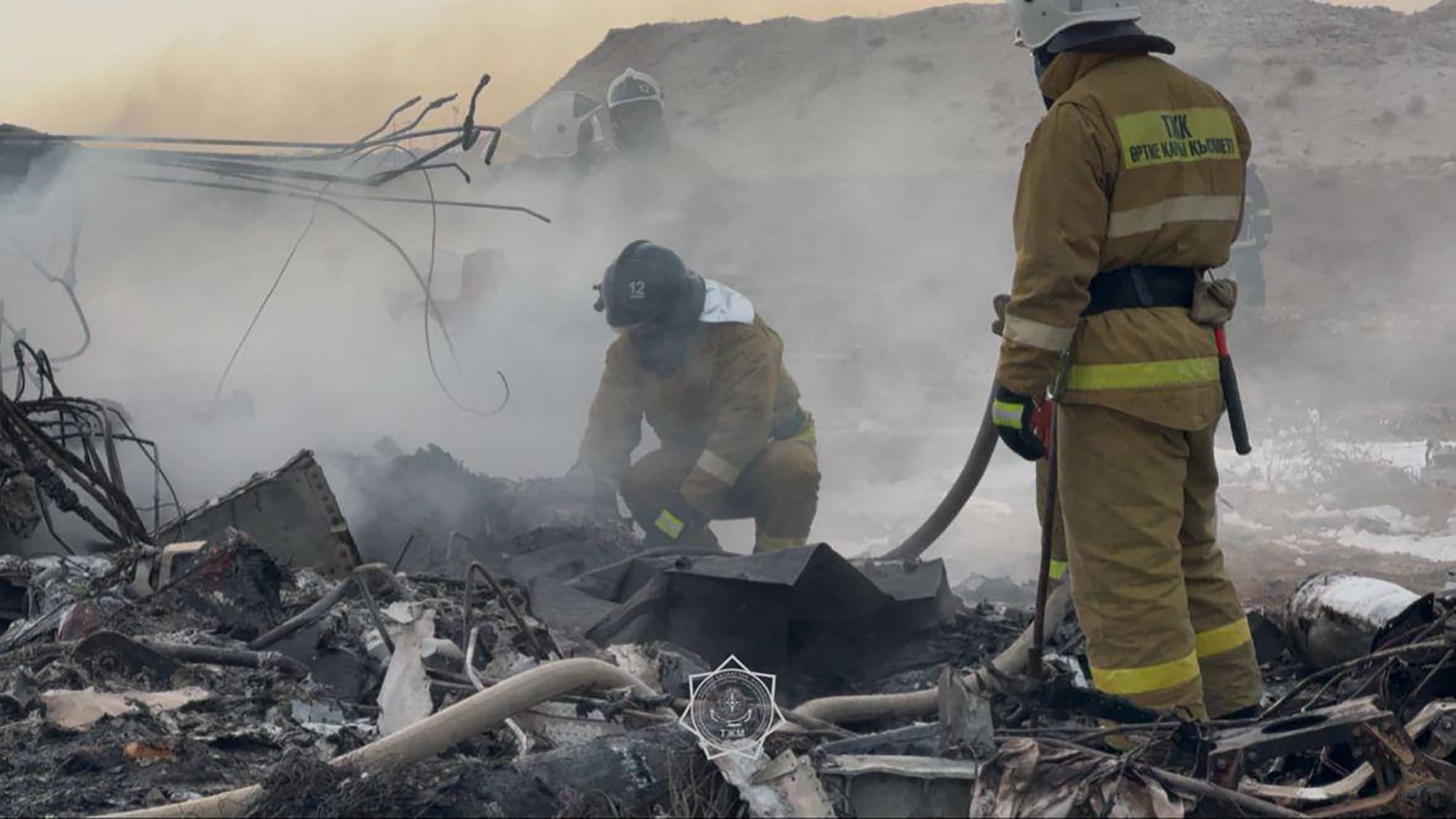 Des spécialistes des situations d'urgence travaillent sur le site du crash d'un avion de ligne d'Azerbaïdjan Airlines près de la ville d'Aktau, dans l'ouest du Kazakhstan, le 25 décembre 2024.