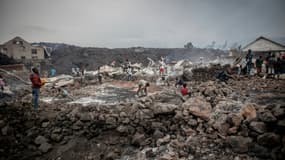 Des habitants de Goma découvrent les dégâts provoqués par une coulée de lave du volcan Nyiragongo, le 23 mai 2021 en RDC