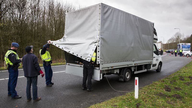 La police néerlandaise fouille un camion. (Illustration)