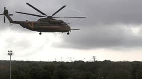 Un avion militaire israélien emporte un soldat blessé sur le plateau du Golan le 18 mars 2014.