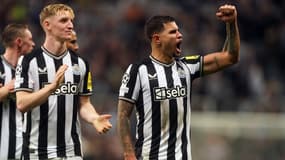 Anthony Gordon et Bruno Guimaraes célèbrent la victoire de Newcastle contre Paris