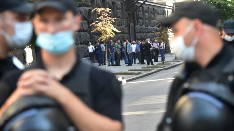 Des gardes sécurisent les abords du Parlement où un homme a menacé de faire exploser une bombe en plein Conseil des Ministres (photo d'illustration)