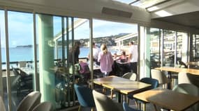 À Noël, les vacanciers profitent des terrasses à Cassis grâce aux températures exceptionnellement douces.