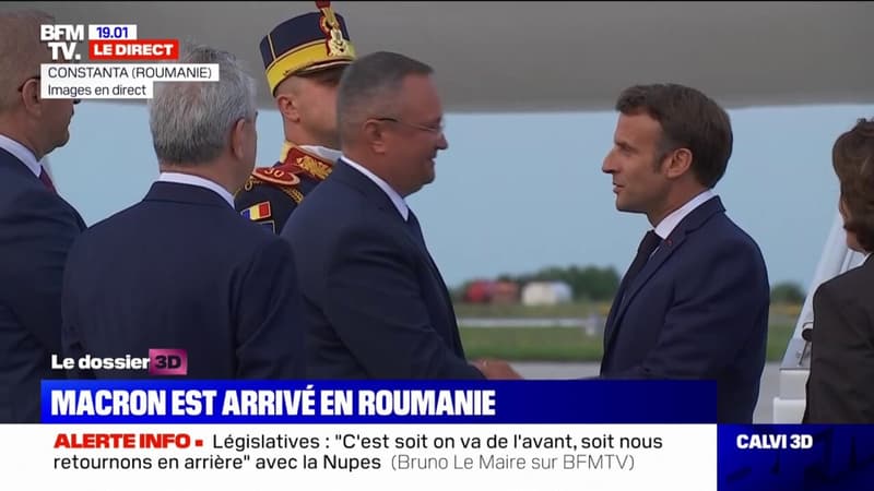 Emmanuel Macron arrive à Constanta, en Roumanie, pour se rendre auprès des troupes françaises